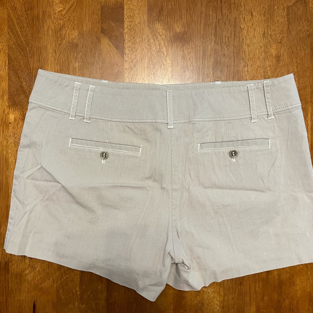 EUC New York and Company size 12 Khaki/Cream striped shorts size 12. - Picture 4 of 8
